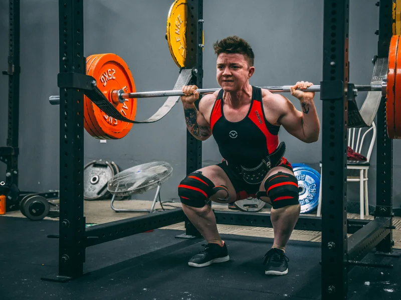 Atleta con tiza en las manos antes de una levantada