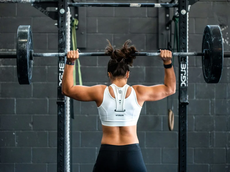 Atleta en anillas durante entrenamiento de gimnasia