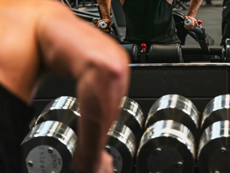 Barra olímpica cargada lista para el entrenamiento