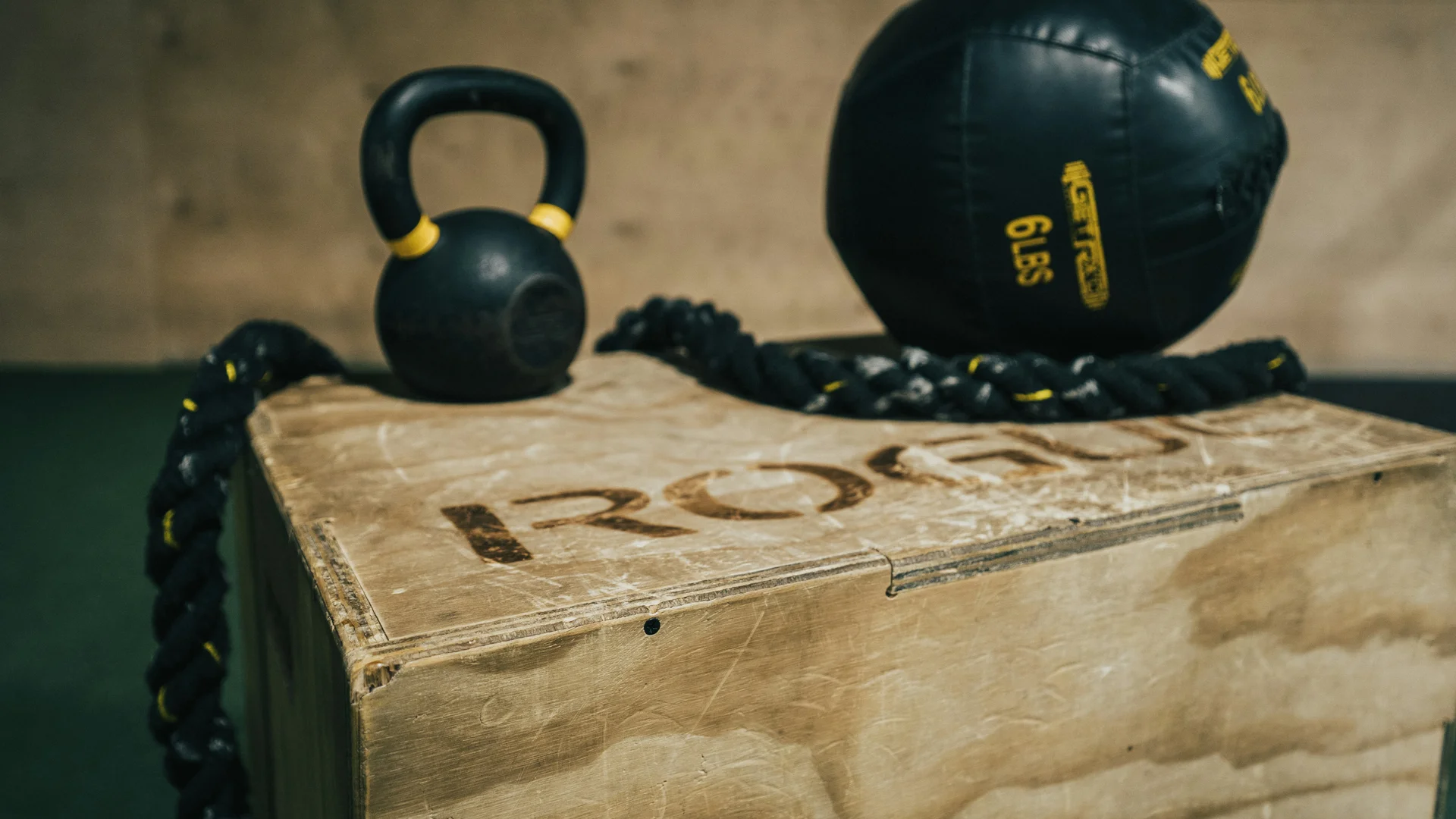 Atleta de CrossFit levantando barra en nave industrial — Box El Mero