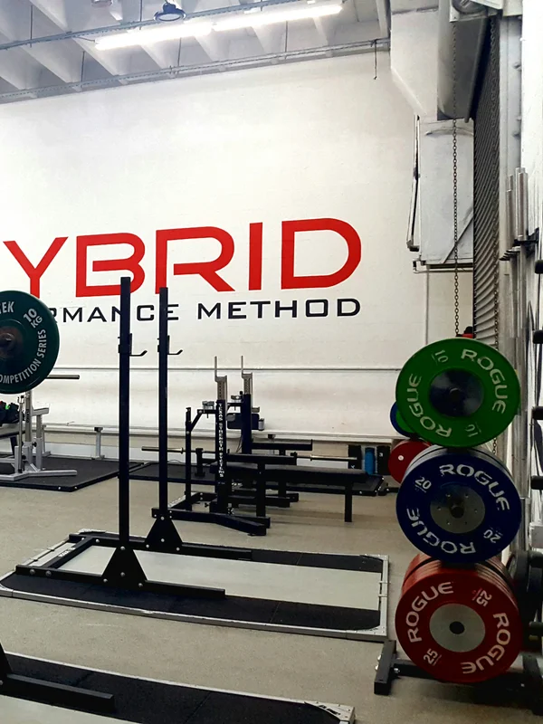 Interior del box El Mero en Navia, Asturias — zona de levantamiento olímpico